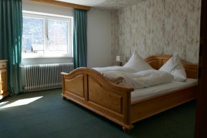 เตียงในห้องที่ Pension & Ferienwohnungen Haus Edelweiß