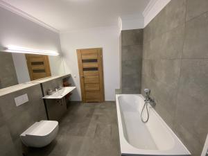 ボルナにあるSchöne 2 Raumwohnung in Bornaの浴槽、トイレ、洗面台を備えたバスルーム +11枚の写真
