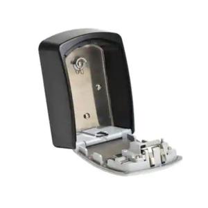 La salle de bains est pourvue d'un miroir de maquillage avec un cadre noir et argenté. dans l'établissement Daniela's Apartaments, à Sighişoara