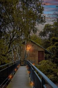 einen Gang, der zu einer Hütte auf einer Brücke führt in der Unterkunft Spice Villa Thekkady in Thekkady