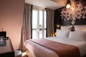 Postel nebo postele na pokoji v ubytování Hotel Yllen Eiffel