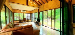 Χώρος καθιστικού στο Utopai Creek Site Vacation Home, Pai!