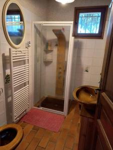Ванная комната в Bas de villa, 2 terrasses, piscine, SPA, sauna...