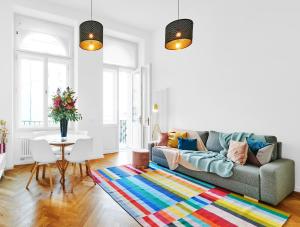 uma sala de estar com um sofá e uma mesa em Residence Dlouha - Old Town em Praga