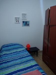 een slaapkamer met een bed, een dressoir en een lade bij HA! 2 Resi para estudiantes in Cordoba