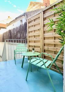 un patio con mesa, sillas y una valla en LE DUMON 2 - T2 avec GARAGE - TERRASSE - WiFi - Gare à 200m, en Agen