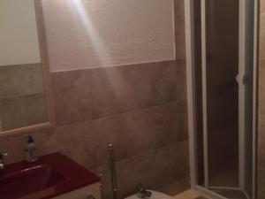 een badkamer met een douche, een wastafel en een toilet bij Studio Montgenèvre, 1 pièce, 4 personnes - FR-1-445-78 in Montgenèvre