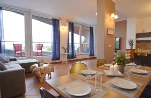 uma sala de estar com um sofá e uma mesa em Villa Concha-Apartamenty Bryza-Parking em Świnoujście