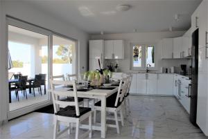 Dining area sa villa