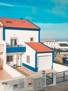 uma representação de uma casa branca com um telhado vermelho em Be Baleal Surfhouse no Baleal