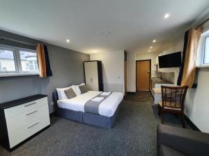 1 dormitorio con cama, escritorio y silla en OYO Devine Beach Hotel, Westcliff Southend-On-Sea, en Southend-on-Sea