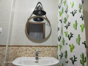 ein Bad mit einem Waschbecken und einem Spiegel in der Unterkunft Wood, Wine & Golf in Sojuela