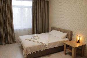 ein kleines Bett in einem Zimmer mit Fenster in der Unterkunft Квартира в Вышгороде для души in Wyschhorod
