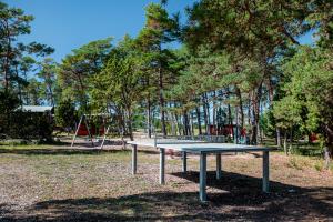una mesa de ping pong en un parque con árboles en Lickershamns Semesterby, en Lickershamn