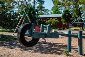 a swing with a tire on it in a playground at Lickershamns Semesterby in Lickershamn
