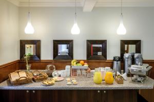 a kitchen counter with a bunch of oranges and juice at Hotel Plaza Concepción in Concepción