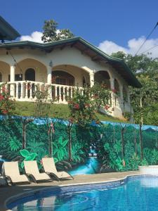 una casa con piscina frente a una casa en Mango Tree Villas en Coronado