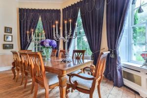 - une salle à manger avec une table et des chaises en bois dans l'établissement Finest Retreats - Walcot Hall, à Brough