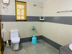 La salle de bains est pourvue de toilettes et d'un lavabo. dans l'établissement Kerala cottage, à Varkala