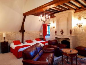 - une chambre avec un lit, un canapé et une cheminée dans l'établissement Hôtel Le Manoir De Mathan Crépon à la campagne 5 mn d'Arromanches et 10 mn de Bayeux, à Crépon