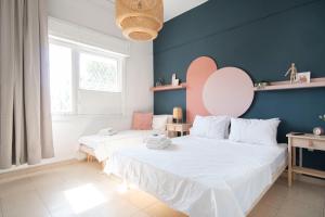 ein Schlafzimmer mit 2 Betten und einer blauen Wand in der Unterkunft Meir's Boutique Guesthouse in Tel Aviv