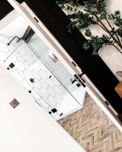 eine offene Tür zu einem Badezimmer mit einer Pflanze in der Unterkunft Urban Loft Apartment • 1 Bedroom • Manchester in Ashton under Lyne