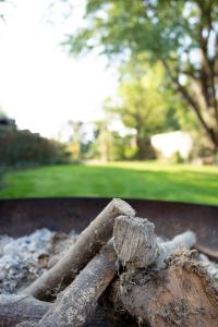 a pile of logs sitting on top of a piece of wood at Enjoytoday 49 - Luxueus familieverblijf aan de voet van de Koppenberg in Oudenaarde