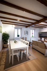 een woonkamer met een witte tafel en stoelen bij Enjoytoday 49 - Luxueus familieverblijf aan de voet van de Koppenberg in Oudenaarde