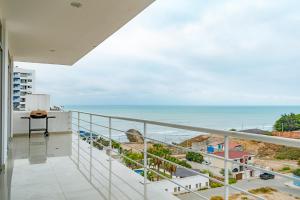 balcón con vistas al océano en A7 ACQUALINA OCEAN VIEW&POOL 2 Dormitorios 1 bano Capacidad 7 personas Barrio Umina, en Manta
