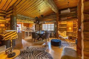 uma sala de estar com um tapete de zebra numa cabana de madeira em Kuukkeli Log Houses Teerenpesä - Premium Suite A48 em Saariselka