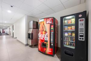 una máquina expendedora de coca cola en un pasillo en Red Roof Inn PLUS & Suites Birmingham - Bessemer, en Bessemer