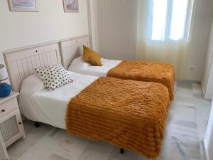 Łóżko lub łóżka w pokoju w obiekcie CASA BAIANA - Dúplex en Costa Ballena