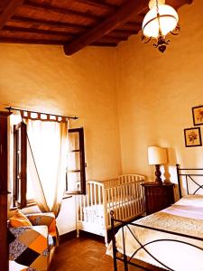 Säng eller sängar i ett rum på Villa Podere Cartaio Bio Estate Pool AirC