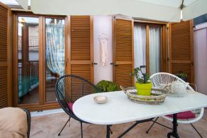 - une table et des chaises blanches dans la chambre dans l'établissement Kaiti`s House, à Skiathos Chora
