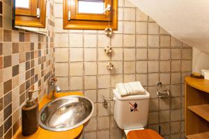 une petite salle de bain avec un lavabo et des toilettes dans l'établissement Kaiti`s House, à Skiathos Chora 32 autres photos