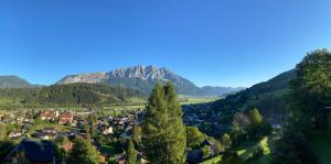 wioska w dolinie z górą w tle w obiekcie Grimming Appartement Schladming w mieście Sonnberg +23 zdjęcia