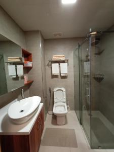 Kúpeľňa v ubytovaní Antara Residentials and Condominium