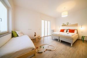 - une chambre avec 2 lits et une fenêtre dans l'établissement Alessia' s Home, à Tirano