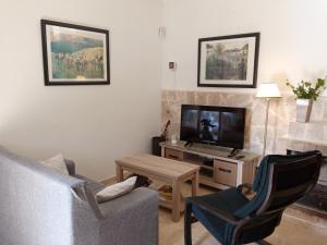 TV a/nebo společenská místnost v ubytování Can Barceló + 9 fotografií