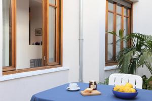 una mesa azul con un bol de fruta en ella en Stone Mansion House en Skopelos Town