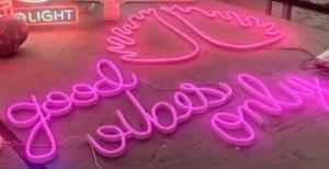 a neon sign that says happy birthday on a table at Chale Sabrina in Campos do Jordão