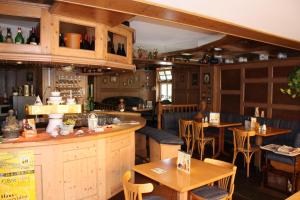 ein Restaurant mit Tischen und Stühlen und eine Bar in der Unterkunft Hotel AlleeSchlößchen in Bad Wildungen