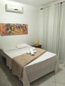 Un pat sau paturi într-o cameră la Brisas do Amor 2 Dormitorios com Piscina Privada