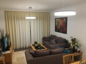 ein Wohnzimmer mit einem Sofa und einem Tisch in der Unterkunft Casares Vacations in Casares