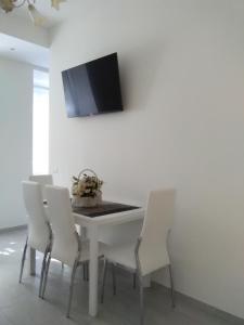 Televízia a/alebo spoločenská miestnosť v ubytovaní La Casa di Ludovica all'Appio Latino + 37 fotografií