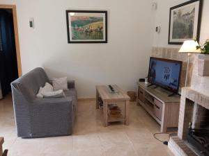 sala de estar con sofá y TV en Can Barceló en Inca