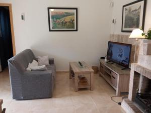 TV a/nebo společenská místnost v ubytování Can Barceló