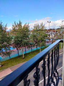 widok z balkonu na park z drzewami w obiekcie Apartamento en Terra do Porto con vistas w mieście O Grove