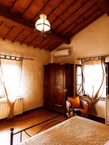 Un pat sau paturi într-o cameră la Villa Podere Cartaio Bio Estate Pool AirC