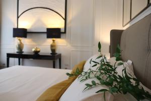 een slaapkamer met een bed en een tafel met 2 lampen bij Calzaiuoli3 Luxury Flat in the City Center of Florence in Florence